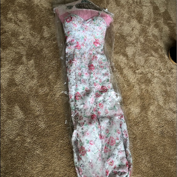 Jovani bridal gown with train - Picture 2 of 5